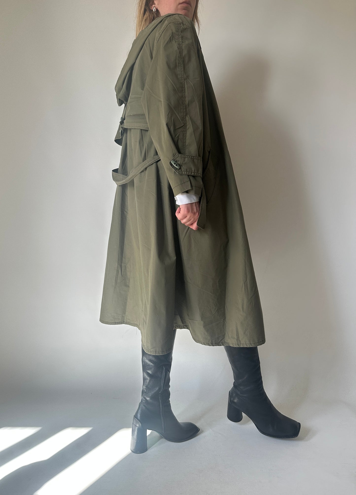 Trench verdone con cappuccio