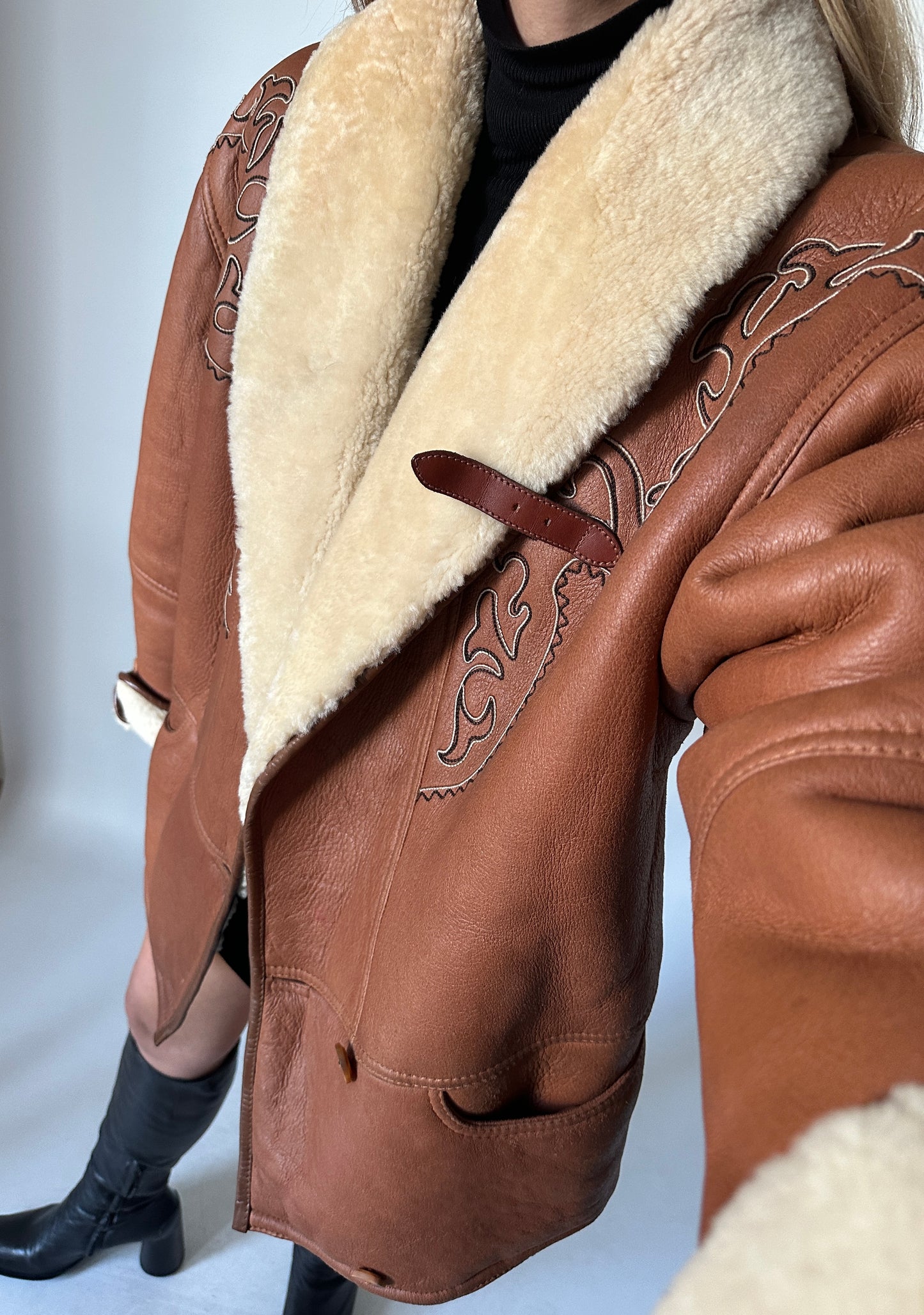 Dreamy Shearling sheepskin with embroidery