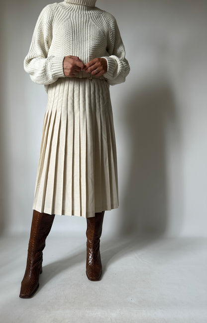 Unique white pleated skirt