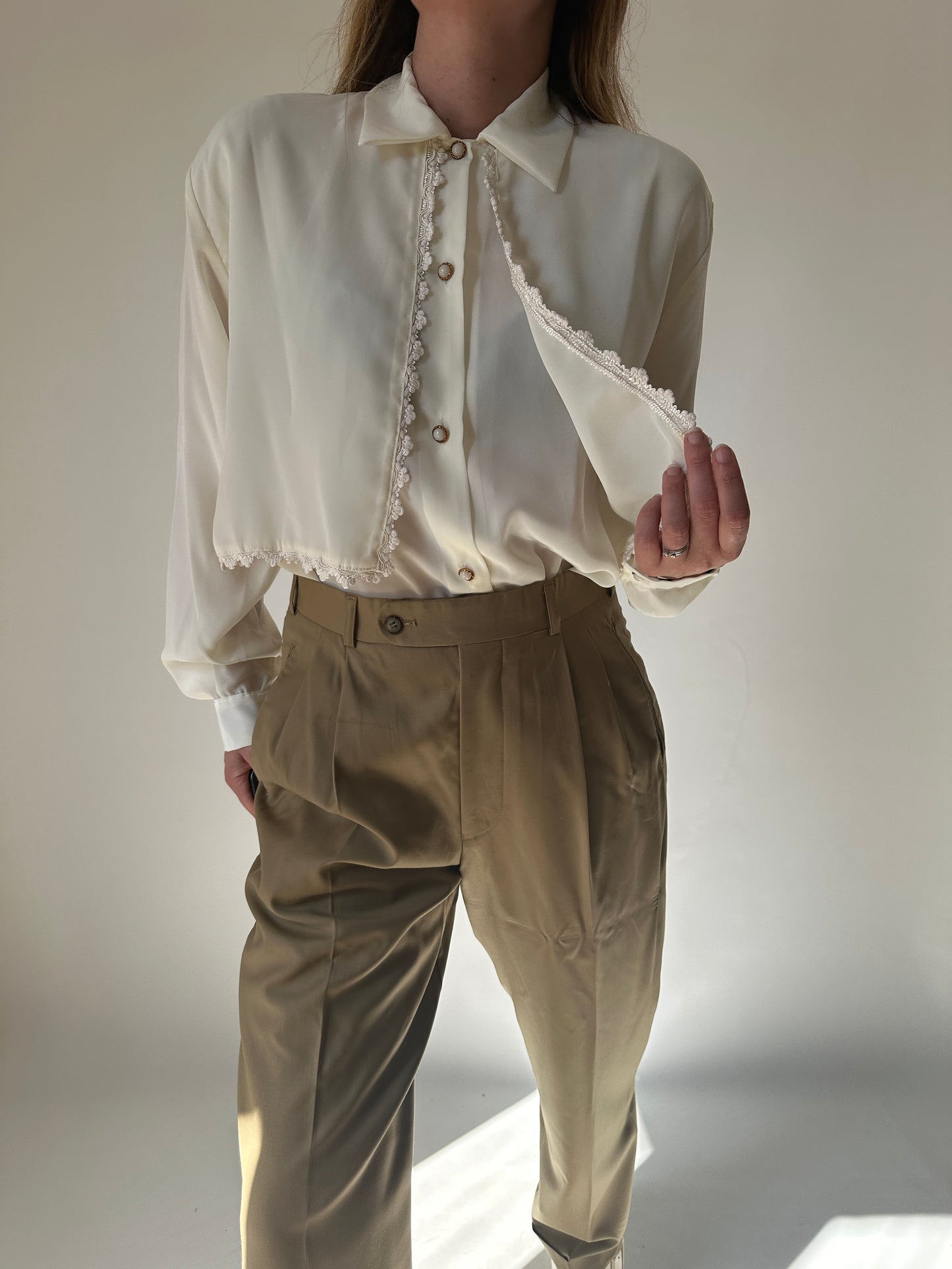 Butter shirt with collar and embroidery