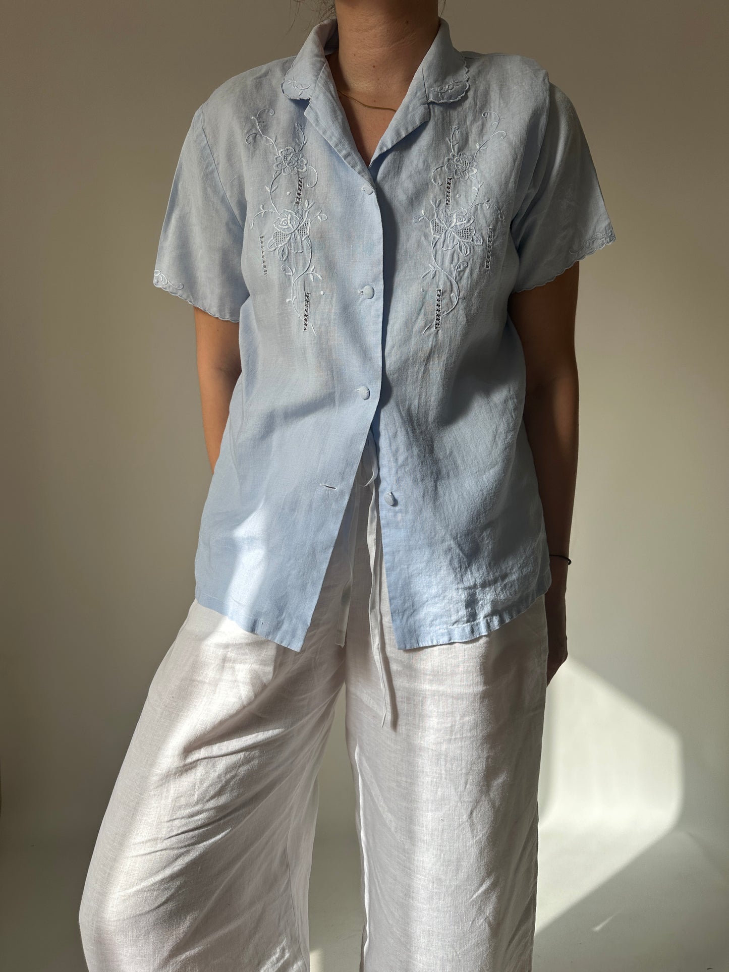 Embroidered 100% linen shirt