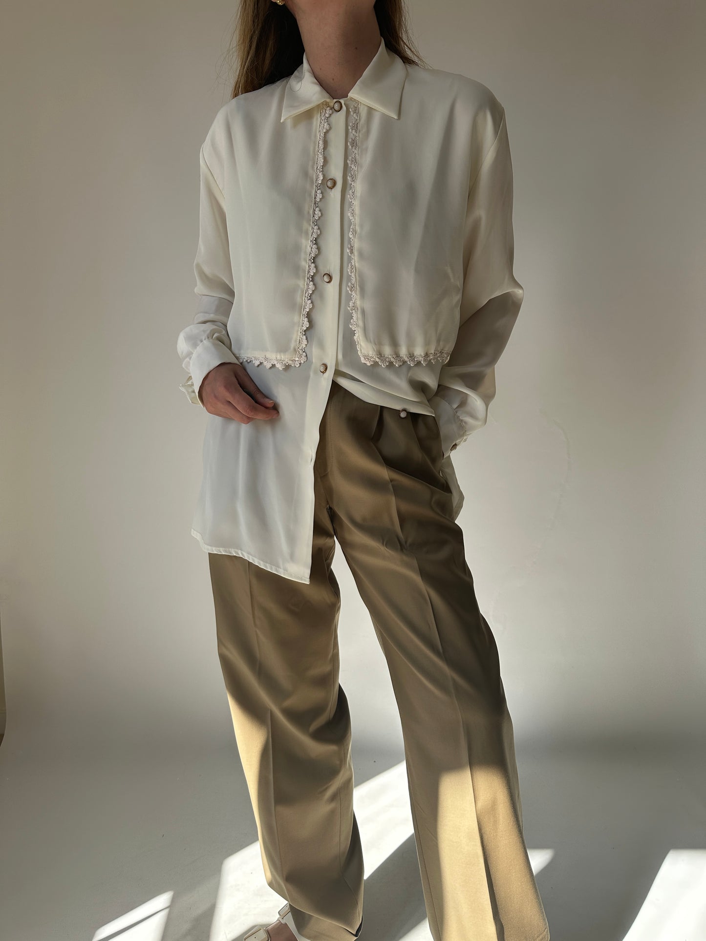 Butter shirt with collar and embroidery