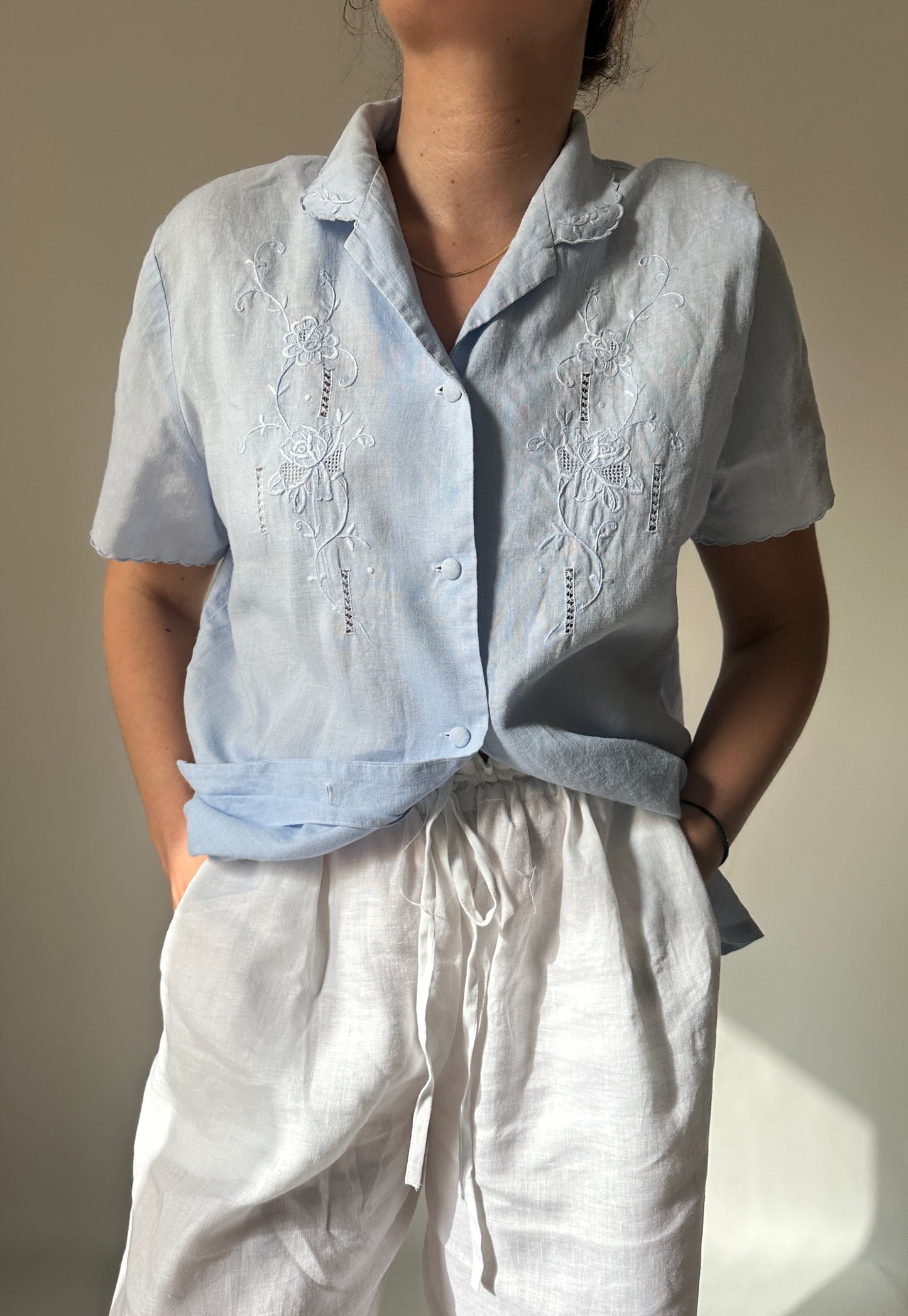 Embroidered 100% linen shirt