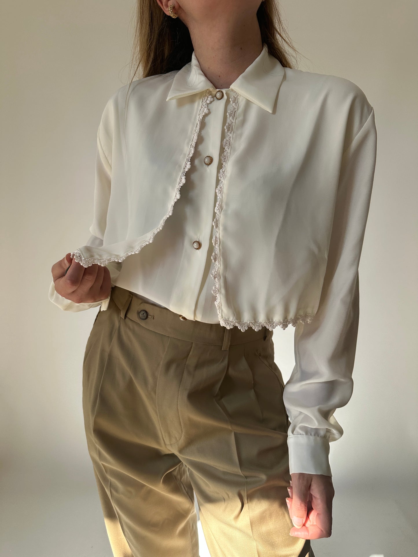 Butter shirt with collar and embroidery