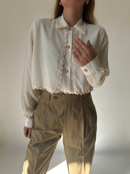 Butter shirt with collar and embroidery