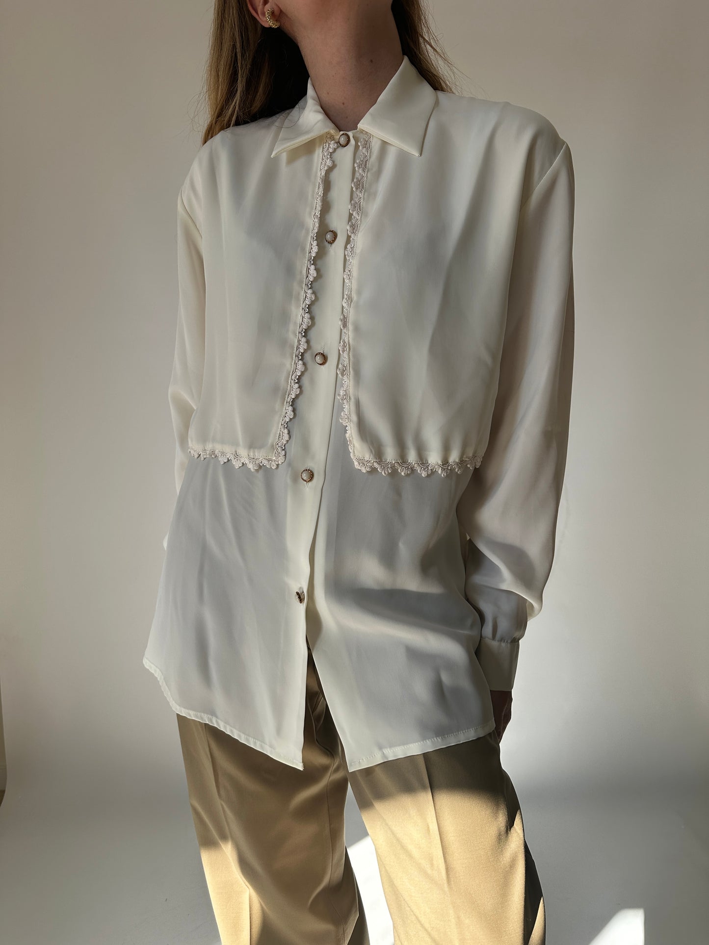 Butter shirt with collar and embroidery