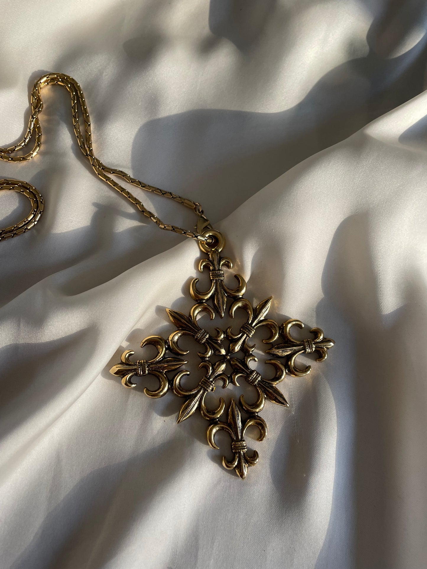 Ciondolo vintage Moschino Fleur de Lys